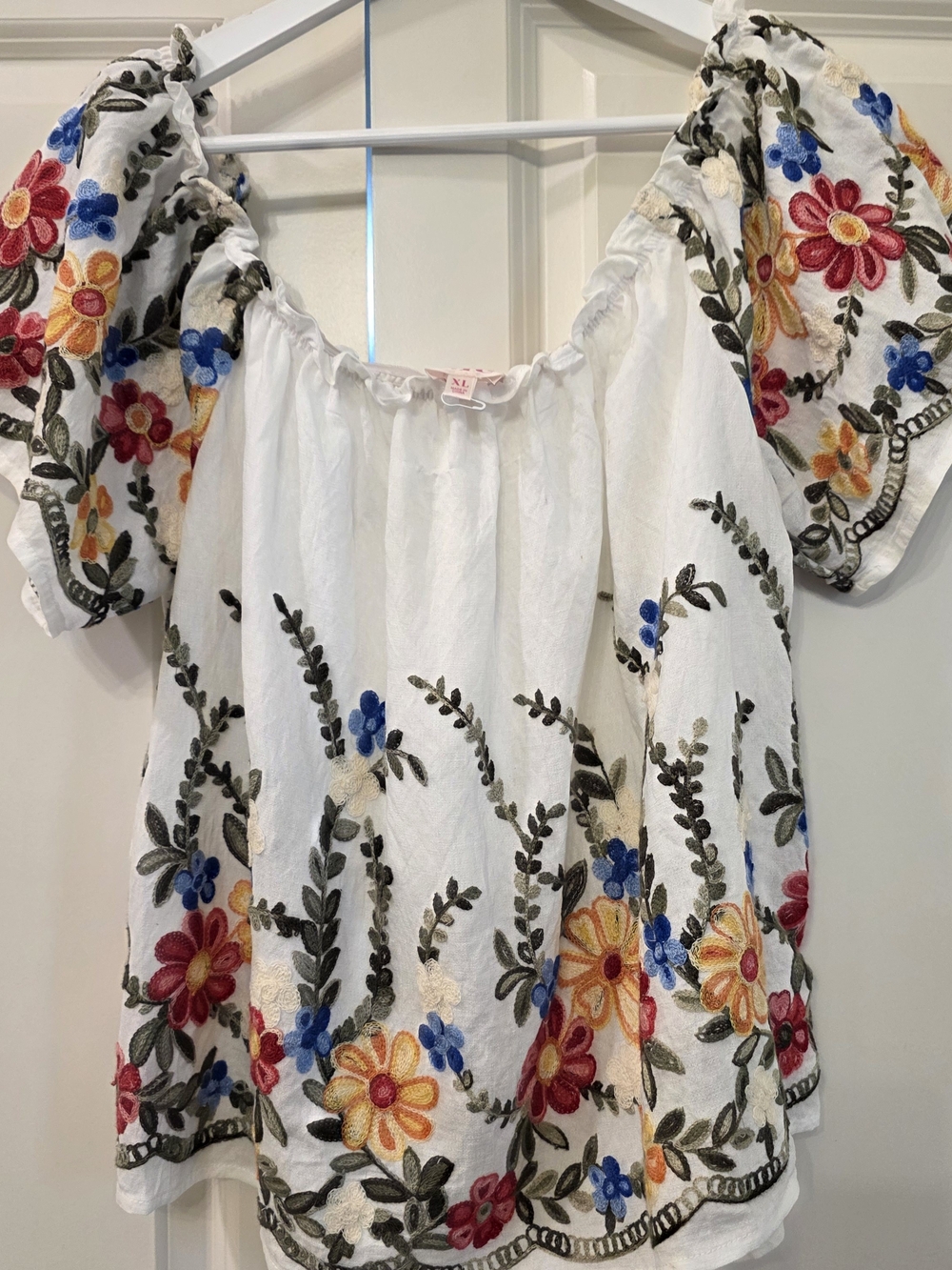 Embroidered White Floral Puff-Sleeve Women's Top